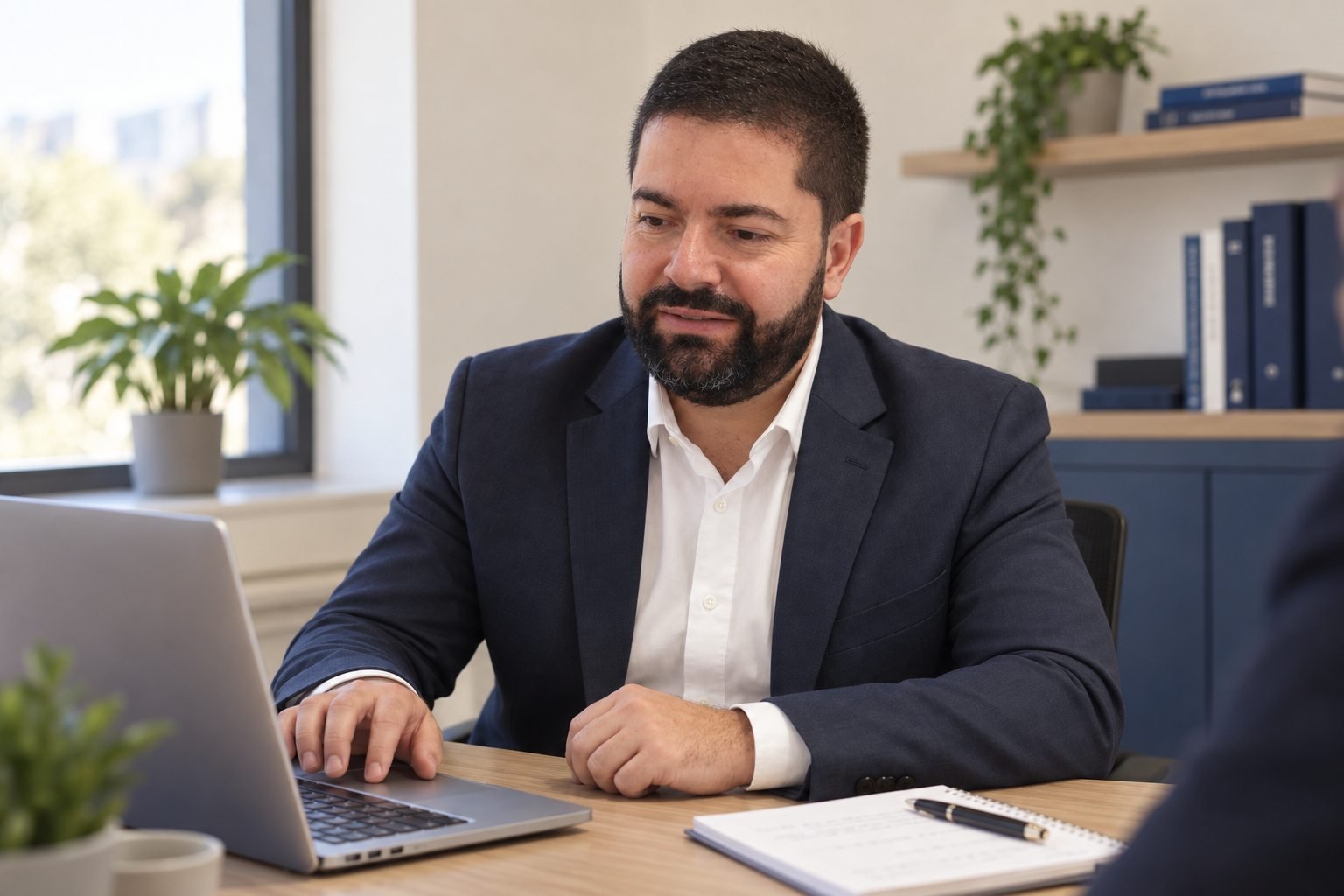 David atendendo um cliente da Azzóri Assessoria Contábil